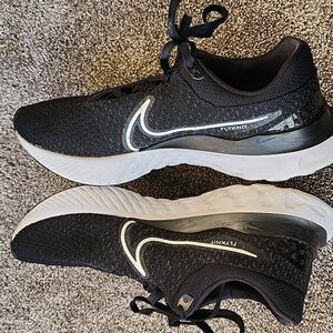 Nike Flyknit React Athletic Sneakers/Running shoes - Black+White, Mens size 13